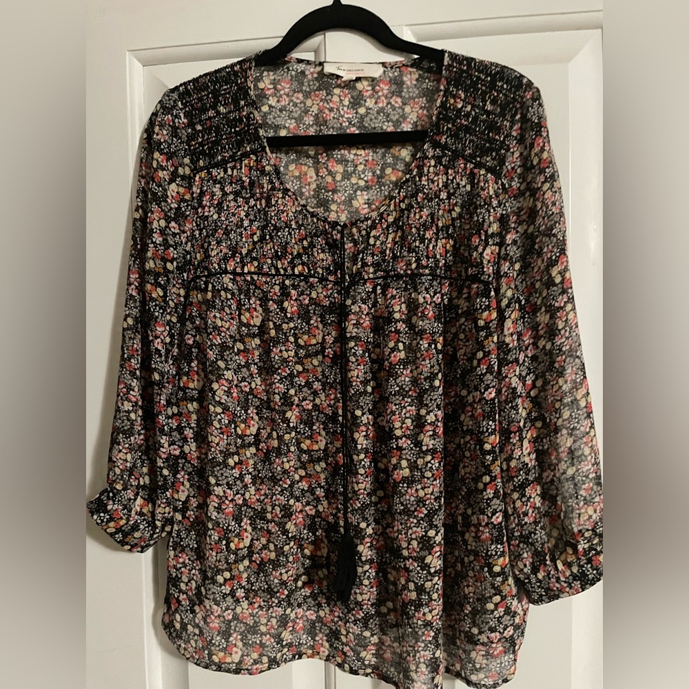 Two By Vince Camuto Sheer Floral Top. Women's size Medium. Beautiful & versatile